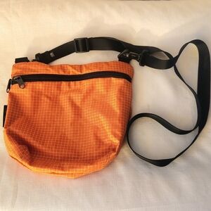Tom Bihn Rogue Sacoche Crossbody Bag Zest 200 Halcyon Orange color Unisex Adult
